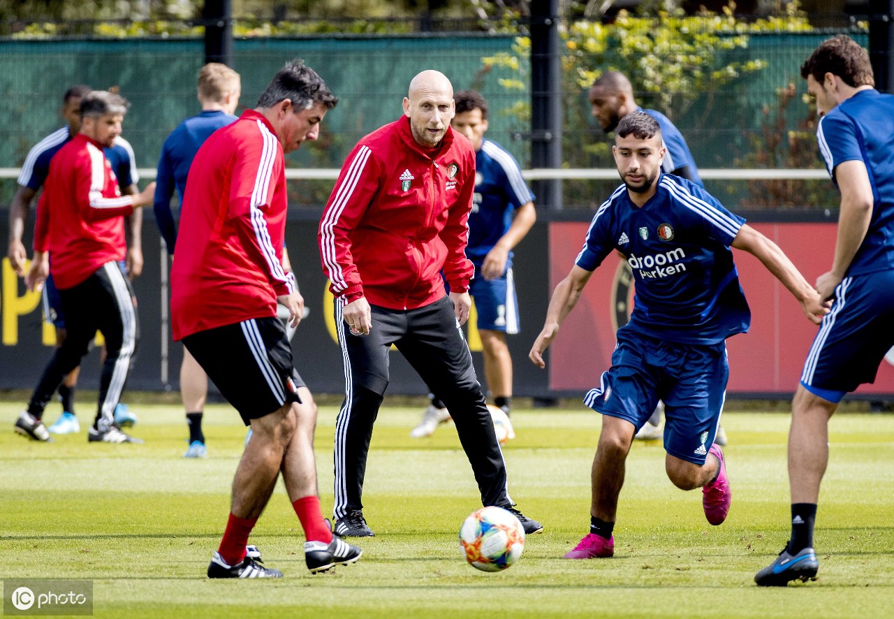 威尼斯人 -清晨费耶诺德调整名单以备欧联；止住颓势环节打磨；压力陡增；更衣室氛围转暖的简单介绍